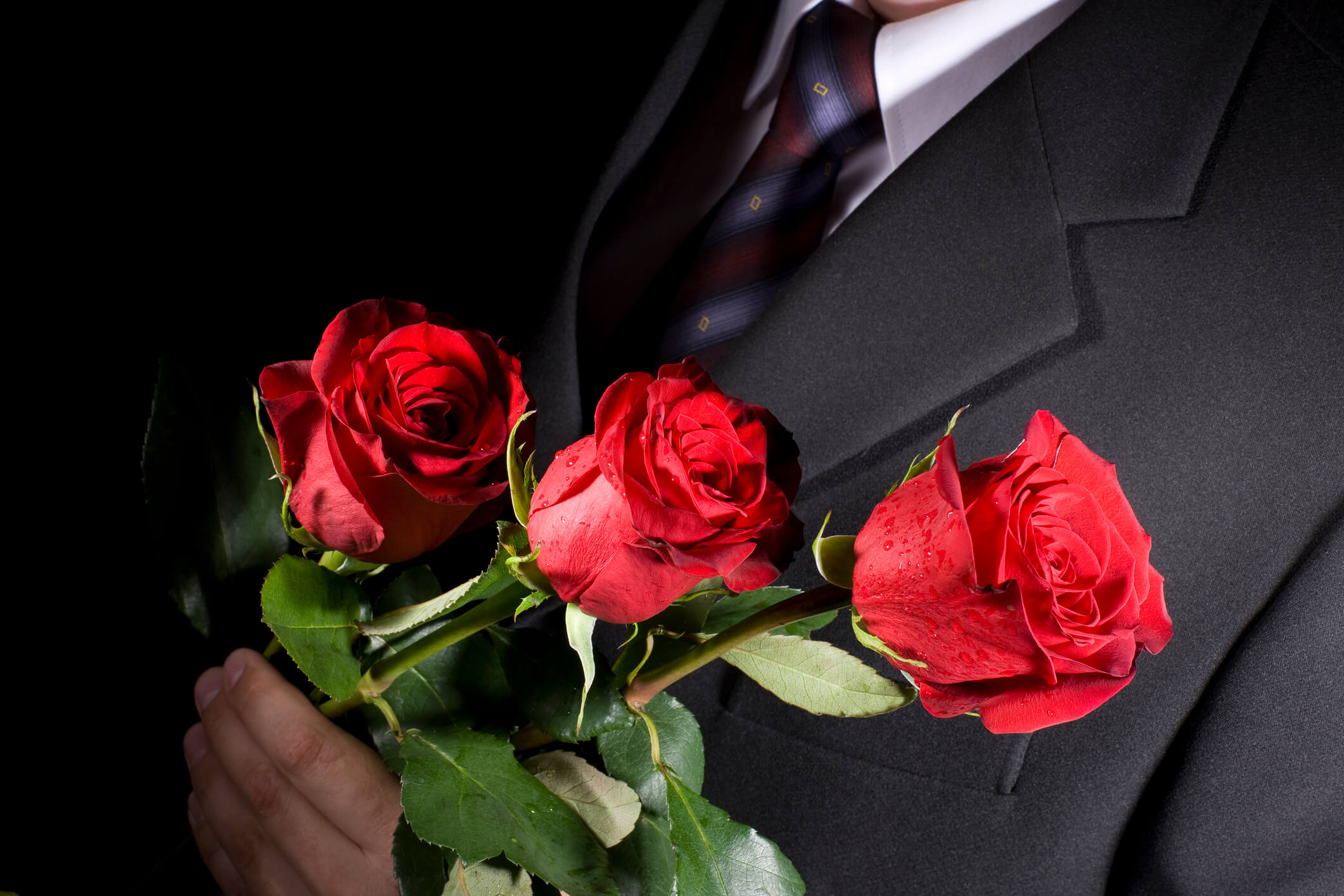 45 дарят цветы. Мужчина с цветами. Мужчина с букетом роз. Парень с розой. Мужчина с цветами в руках.